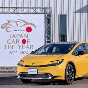 カー・オブ・ザ・イヤーは「プリウス」！ 実用車の殻を打ち破り発表から1年経過の不利も覆す ...