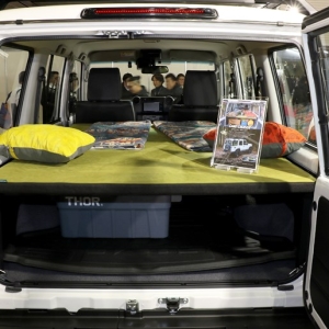 これで車中泊したい！ キャンピングカーメーカー製ランクル70用ベッドキットを見てきた
