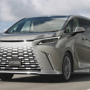 レクサスLM“3列6人乗り”ついに発売！ 4人乗りと何が変わった？ 1500万円でライバルは高級SUV ...
