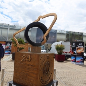 レースなんて誰も見てないじゃん！　大量のビール、お化け屋敷、フェス…ル・マン24hは楽しければ何でもアリなお祭りだった ...