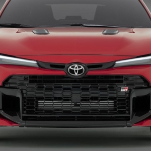 トヨタが新型GRカローラ“エボ”公開。8速AT追加、トルク大幅アップ！ 北米で今冬発売も日本導入は…？ ...