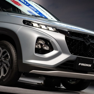 【250万円越え】新型コンパクトSUV「フロンクス」は“スズキの高級車”の悪夢を払拭できるのか？ ...