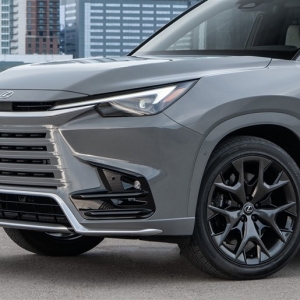 北米レクサスが販売する3列SUV「TX」は何モノ!? “LBX顔”で実質650万円～…25年モデルに進化 ...