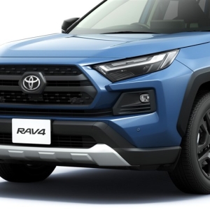 トヨタの超人気SUV「RAV4」一部改良。FF廃止、装備充実も価格は微増…お得に買えるラストチャンス？ ...