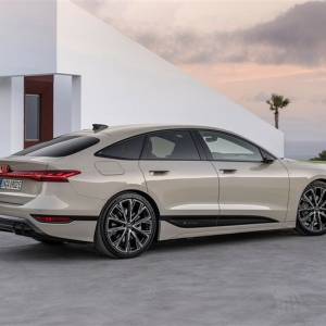 【アウディがスランプ脱出】テスラや欧州ブランド検討層が注目。「A6 eトロン」の完成度とコスパ ...