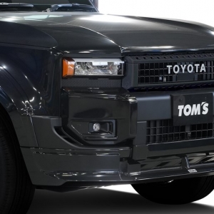 TOM’Sの「ランクル250」がアーバン×オフでカッコいい。斬新カラーの「クラウン」と「GRヤリス」も【TAS25】 ...